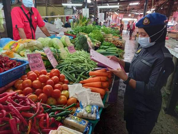 Anggota KPDNHEP Kuala Lumpur melakukan pemeriksaan di premis perniagaan menjual barangan keperluan di sekitar ibu negara ketika tempoh Skim Harga Maksimum Musim Perayaan Deepavali 2020 bermula 9 November sehingga semalam.