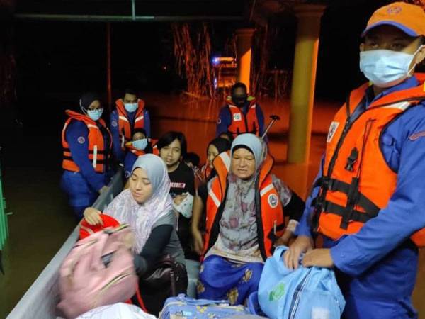 Sebahagian daripada mangsa banjir dibawa menaiki bot APM Daerah Kuala Selangor berikutan kediaman mereka dinaiki air malam tadi.