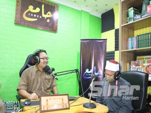 Zulkifli (kanan) meninjau operasi konti Jamek FM yang baru dilancarkan baru-baru ini.