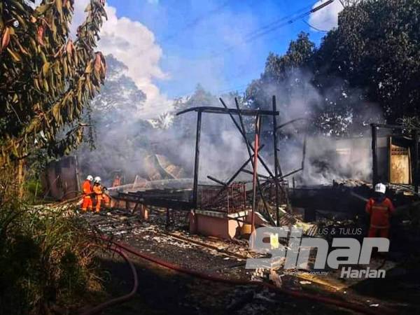 Keadaan rumah Wan Johari di Kampung Baru Chenor, Maran yang hangus dalam kebakaran pada Rabu lalu.