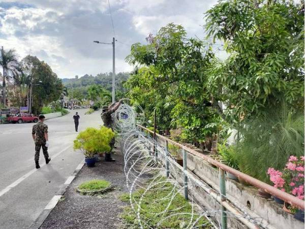 Kawad duri yang dipasang di sekitar kawasan Taman Meru 2C berikutan pelaksanaan PKPD selama 14 hari bermula hari ini. 