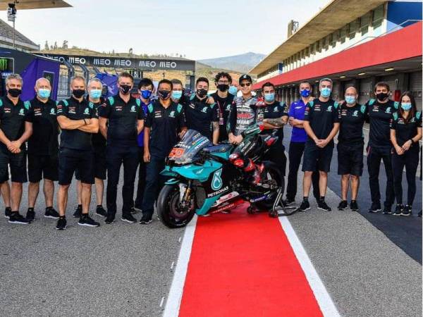 Quartararo bergambar kenangan bersama Prinsipal Petronas Yamaha SRT dan kru pasukan itu di Litar Antarabangsa Algarve, Portugal.