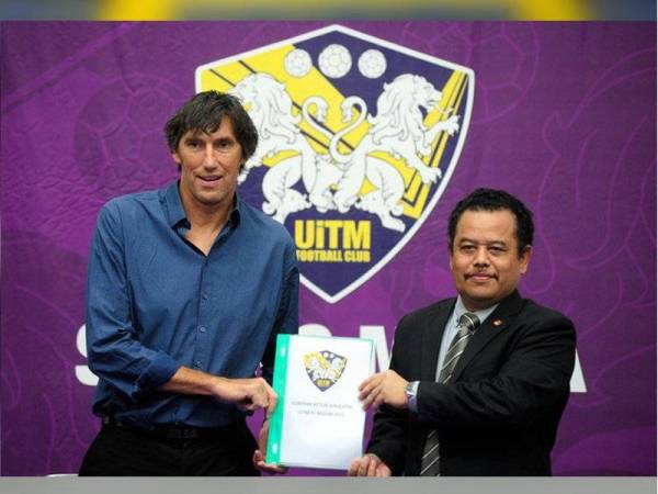 Prof Dr Azizan (kanan) bersama Bernhardt (kiri) selepas menandatangani kontrak baru bersama UiTM FC pada Majlis Memperkenalkan Ketua Jurulatih dan Pemain UiTM FC Musim 2021 di Kompleks Sukan Universiti Teknologi Mara (UiTM) Shah Alam hari ini. - Foto Bernama