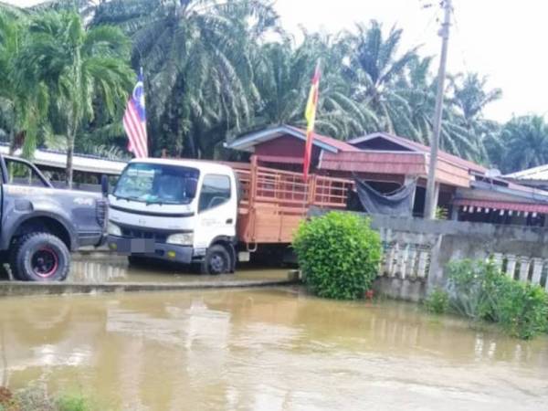 Keadaan banjir yang melanda Kampung Batu 7 Ijok.