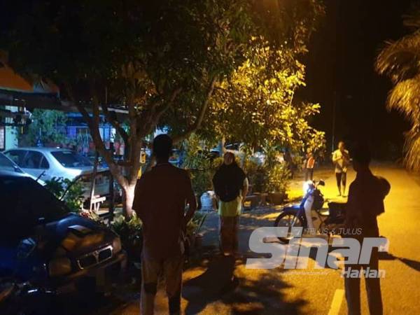 Penduduk di Taman Air Manis pula gempar bunyi ketukan pintu misteri di rumah jiran malam tadi.