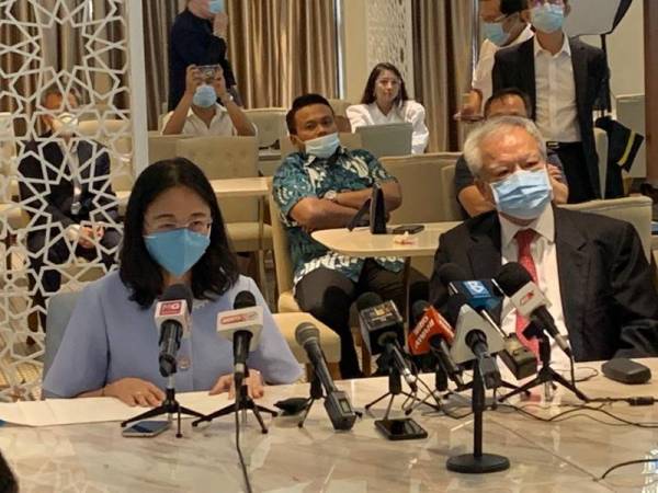 Michelle Ong (kiri) ketika bercakap pada sidang media di Kuala Lumpur hari ini.