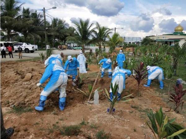 Sehingga kini Mira belum berkesempatan menziarahi pusara ibunya dan hanya melihat menerusi gambar dikirim ahli keluarga. - Foto ehsan Mira