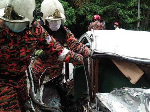 Anggota bomba mengeluarkan seorang pemandu kereta yang tersepit selepas terlibat dalam kemalangan dengan sebuah lori berhampiran SMK Kahang di Batu 28, Jalan Mersing-Kluang, Kluang hari ini.