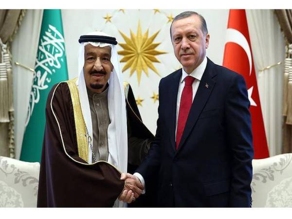 Erdogan (kanan) berbincang dengan Raja Salman tentang cara untuk mempererat hubungan dengan Arab Saudi. - Foto Agensi