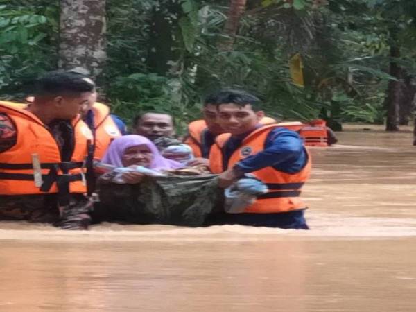 Operasi menyelamat dan memindahkan mangsa ke PPS dilakukan pasukan penyelamat di Ijok semalam. - Foto Sekretariat Jawatankuasa Pengurusan Bencana Negeri Perak 