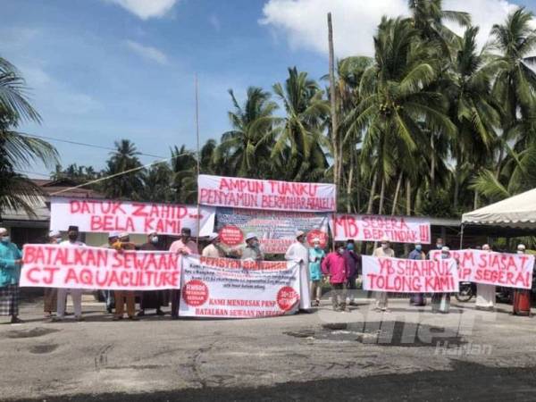 Kira-kira 20 penduduk mengadakan bantahan secara aman terhadap projek kolam udang yang dibuat di atas tanah bagi pembangunan Bagan Datuk Water City pada Jumaat lalu.