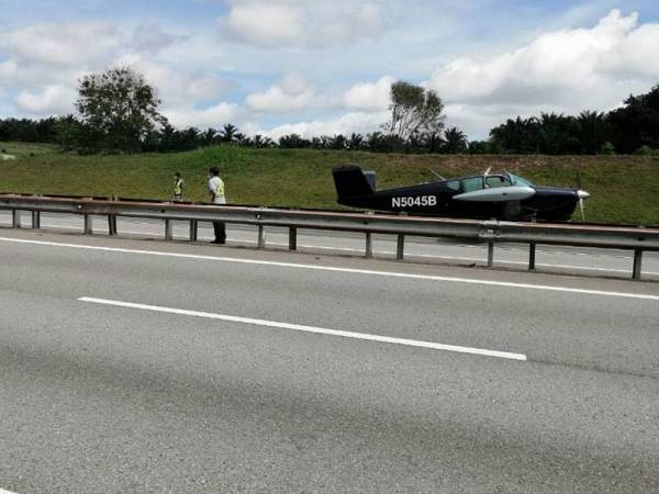 Belum ada maklumat terperinci berhubung sebuah pesawat ringan mendarat atas lebuh raya di Kilometer 47.9 Lebuhraya Utara-Selatan arah selatan dekat Kulai pagi tadi.