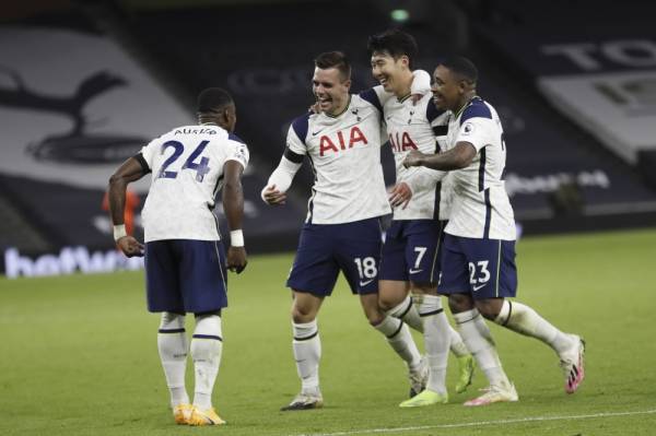 Barisan pemain Spurs meraikan jaringan Lo Celso ketika aksi menentang City di Stadium Tottenham Hotspur awal pagi tadi.