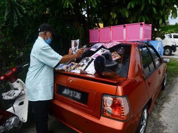 Majid Ahmad, 61, menjemur dan membersihkan barang rumah yang terjejas akibat banjir kilat semalam ketika tinjauan di Kampung Pasir hari ini. -Foto Bernama