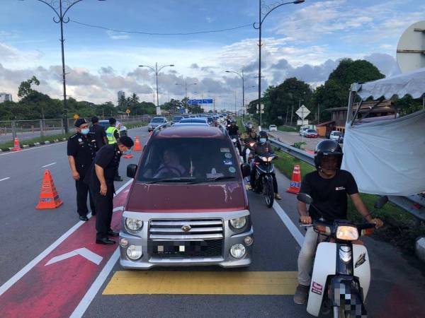 Sekatan Jalan Raya (SJR) dilakukan di seluruh Kelantan termasuk di jalan-jalan utama antara sempadan di daerah dalam negeri bagi memastikan orang ramai mematuhi SOP ditetapkan.
