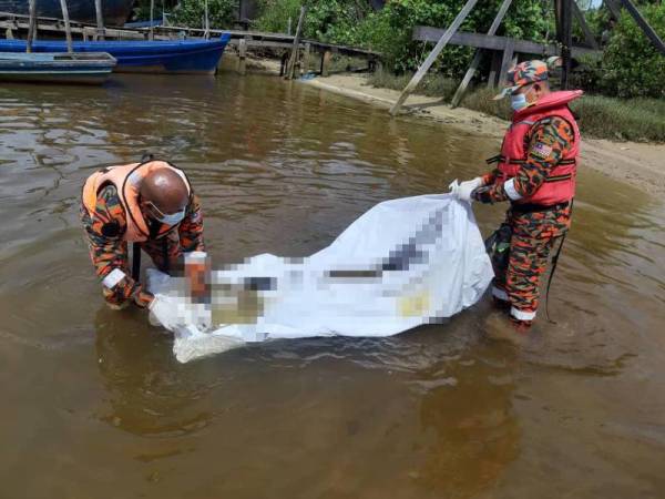 Anggota bomba menaikkan mayat yang ditemui terapung di celah pokok nipah di sungai di Kampung Mertua, Pengkalan Kubor Tumpat hari ini.