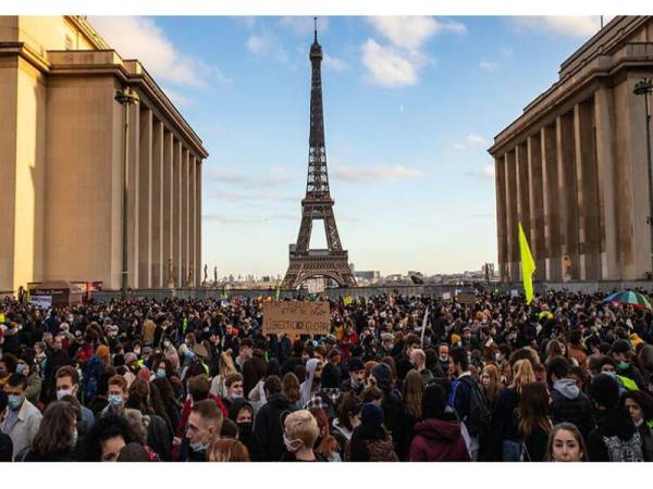 Penunjuk perasaan berhimpun di Paris semalam bagi menentang draf undang-undang baharu yang melarang media atau orang awam merakam dan menyiarkan gambar atau video anggota polis yang sedang bertugas. - Foto: Agensi