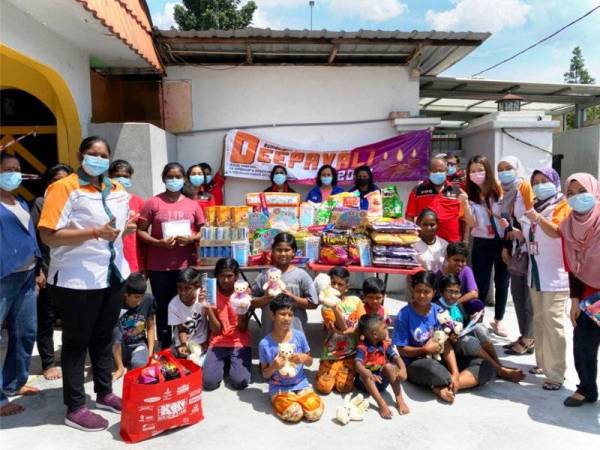 KK Super Mart bekerjasama dengan Persatuan Karate-Do Goju Kai Selangor dan Makkal Osai bagi mengagihkan sumbangan barang keperluan kepada golongan yang memerlukan sempena Deepavali.