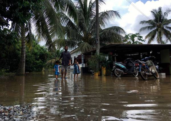 Keadaan banjir di kawasan rumah penduduk di Kampung Tanjung Labuh, Tehel pada 20 November lalu. - Foto Bernama