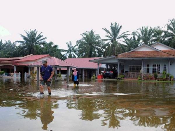 Seramai 18 keluarga dipindahkan ke PPS secara berperingkat sejak semalam, selepas rumah mereka dilanda banjir kilat. - Foto Bernama