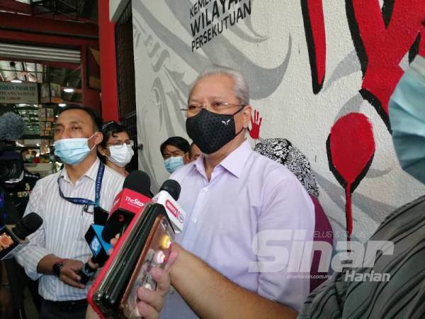 Annuar ketika sidang media selepas lawatan sekitar Pasar Borong KL dan Penyampaian Hadiah Pertandingan Mural dan Grafiti Pasar Borong KL hari ini.