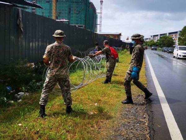 PKPD Rumah  kongsi tapak pembinaan dipasang pagar  kawat  