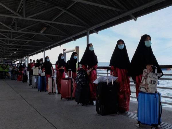 Seramai 102 mahasiswa yang menuntut di enam buah institusi pengajian di Labuan dihantar pulang ke negeri masing-masing melalui Terminal Feri Antarabangsa Labuan menggunakan pengangkutan feri ekspres penumpang ke Lawas dan Limbang hari ini.  - Foto Bernama