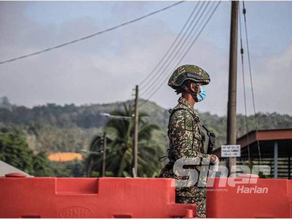 Kawalan ketat oleh anggota keselamatan di kawasan yang melaksanakan Perintah Kawalan Pergerakan Diperketatkan (PKPD). 