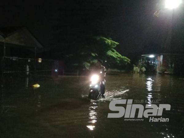 Taman Murni Permai di Tok Jembal, Kuala Nerus dinaiki air sejak petang semalam.