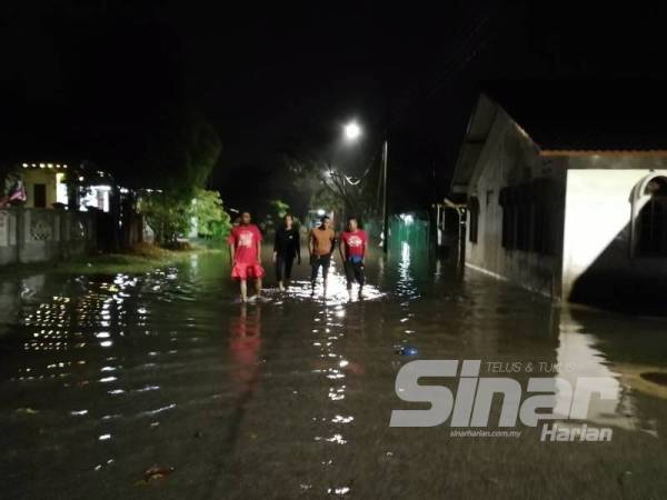 Taman Murni Permai di Tok Jembal, Kuala Nerus dinaiki air susulan hujan berterusan sejak semalam.