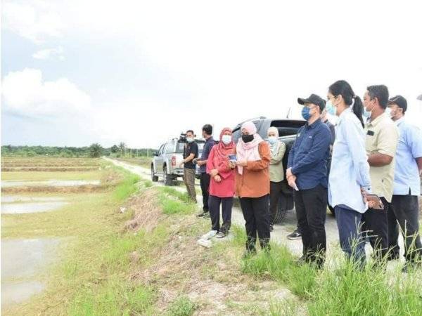 Abdul Yunus (empat dari kanan) meninjau kawasan tanaman padi yang tenggelam akibat banjir di Bagan Serai bersama agensi berkaitan semalam.