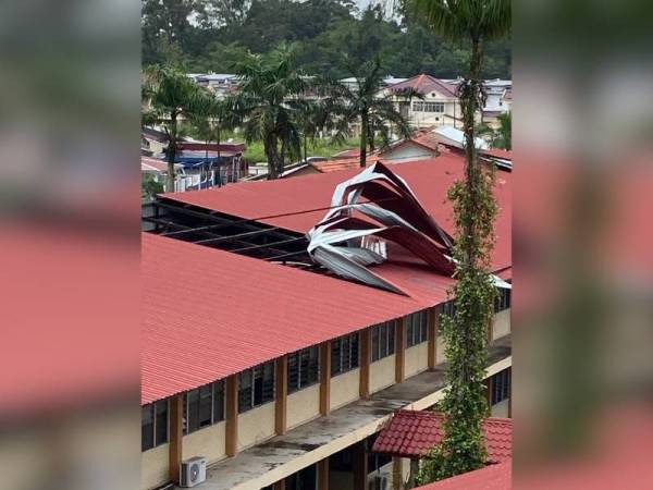 Bumbung sekolah diterbangkan angin kencang