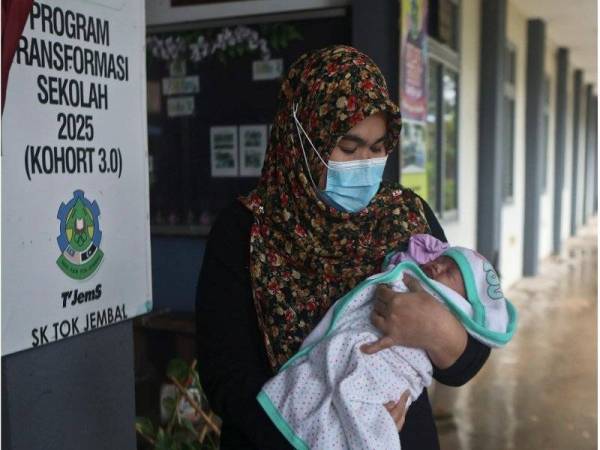 Fairuz bersama bayinya, Farisha Humaira.