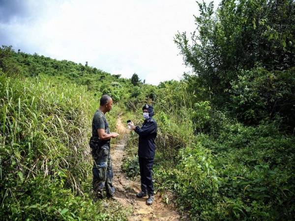 Surina (kanan) mendengar penerangan daripada seorang anggota PGA, Koperal Judin Awi, 50, mengenai seorang anggota PGA, mendiang Koperal Baharuddin Ramli yang terkena tembakan ketika bertugas dalam Operasi Benteng di sempadan Malaysia-Thailand, awal pagi tadi. Foto Bernama