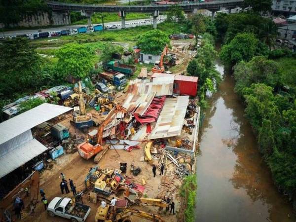 Lokasi struktur haram bersebelahan sungai yang dikenakan tindakan perobohan hari ini. Foto: Facebook Amirudin Shari.