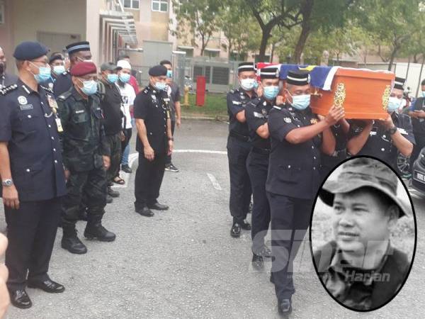 Enam anggota polis dari IPK Kedah memberikan penghormatan terakhir mengusung jasad mendiang Koperal Baharuddin ke kenderaanuntuk dihantar ke Kem Bidor, Perak hari ini.