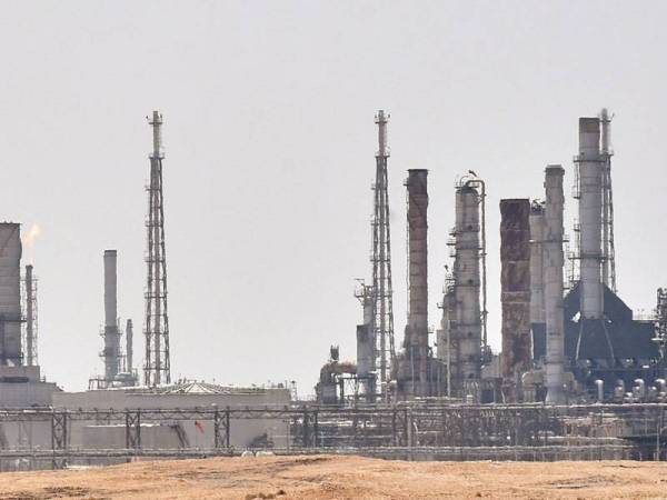 Gambar fail menunjukkan sebuah loji minyak syarikat Aramco di Riyadh, Arab Saudi. - Foto AFP