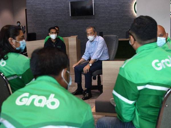 Muhyiddin ketika pertemuan bersama sekumpulan pemandu dan penunggang syarikat perkhidmatan e-hailing Grab hari ini