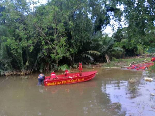 Anggota bomba melakukan operasi SAR mengesan seorang lelaki warga emas yang terjatuh ke sungai dari átas Jambatan Batu Pahat.