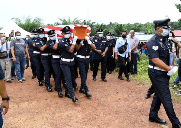 Anggota polis mengusung keranda mendiang anggota Pasukan Gerakan Am (PGA) Kpl Baharuddin Ramli, 54, dengan penuh istiadat PDRM untuk disemadikan di Tanah Perkuburan Orang Asli Kampung Sungai Sampo hari ini. -Foto Bernama