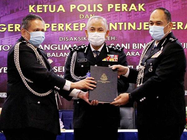 Timbalan Ketua Polis Negara, Datuk Seri Acryl Sani Abdullah Sani (tengah) menyaksikan Majlis Serah Terima Tugas Jawatan Ketua Polis Perak antara Pemangku Ketua Polis Perak yang juga Timbalan Ketua Polis Perak Datuk Mazlan Santarai (kiri) kepada Datuk Mior Faridalathrash Wahid di Mes Pegawai Kanan Polis Perak hari ini. - Foto Bernama