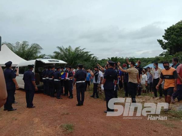 Suasana ketika majlis persemadian di Tanah Perkuburan Orang Asli Sungai Sampo hari ini.