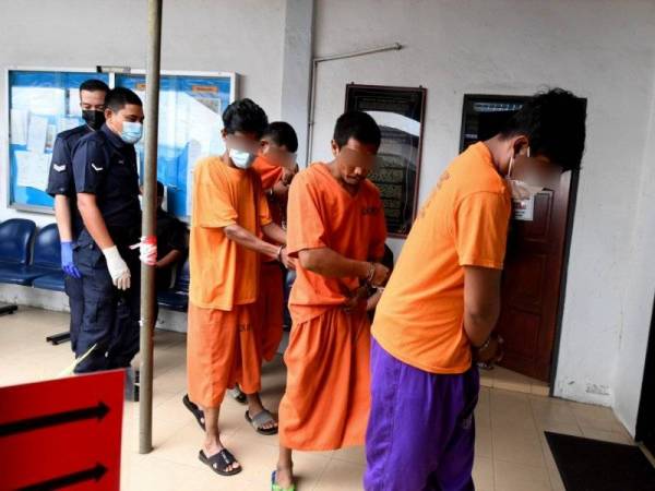 Tiga warga tempatan termasuk seorang suspek utama dan seorang warga Thailand direman tujuh hari bermula hari ini bagi membantu siasatan berhubung insiden tembak membabitkan anggota PGA di sempadan Malaysia-Thailand dua hari lepas. - Foto Bernama