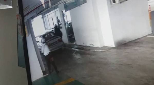 Gambar rakaman CCTV menunjukkan sebuah kereta dalam keadaan mencurigakan di sebuah apartmen di Seri Kembangan pada 19 November lalu.