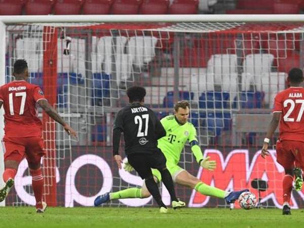 Neuer menyelamatkan percubaan penyerang Salzburg pada perlawanan berkenaan. - Foto Reuters