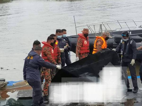 Mayat warga emas yang ditemukan selepas terjatuh dari atas Jambatan Sungai Batu Pahat, Batu Pahat hari ini.