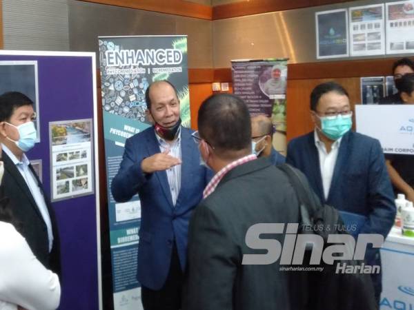 Izham (dua dari kiri) dan Loy Sian melawat ruang pameran selepas Taklimat Pelan Perancangan Penyelesaian Masalah Bekalan Air di Sungai Selangor & Sungai Semenyih yang berlangsung di Bangunan Annex.