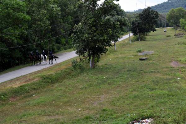 Unit berkuda Pasukan Simpanan Persekutuan (FRU) Polis Diraja Malaysia (PDRM) kelihatan memulakan tugasan bagi membantu operasi ronda mencegah penyeludupan sempadan negara bermula hari ini. -Foto Bernama