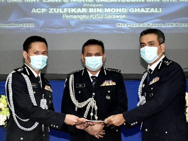 Pesuruhjaya Polis Sarawak Datuk Aidi Ismail (tengah) menyaksikan serah terima tugas antara Timbalan Ketua Jabatan Siasatan Jenayah (KJSJ) Sarawak, Asisten Komisioner Zulfikar Mohd Ghazali (kiri) dengan Ketua Jabatan Siasatan Jenayah (KJSJ) Sarawak yang baharu, Senior Asisten Komisioner Mat Zani@Mohd Salahuddin Che Ali pada majlis serah terima tugas di Dewan Mes Pegawai Kanan Ibu Pejabat Kontinjen Polis Sarawak (IPK) hari ini. Foto: Bernama