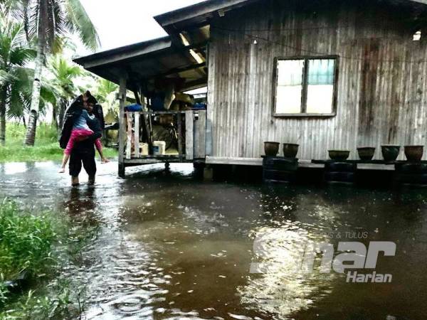 Kawasan rumah Md Zulfaisal yang ditenggelami air dan mengambil masa lama untuk kering sepenuhnya.